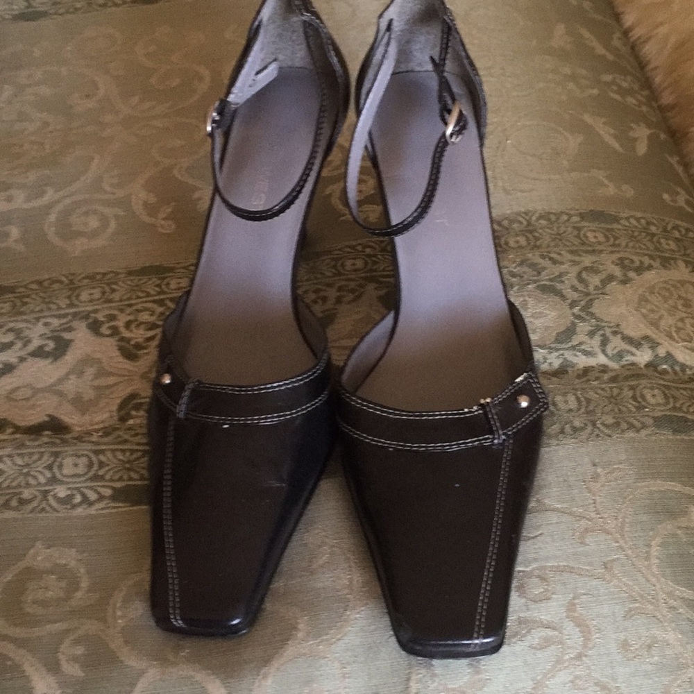 Shoes - Picture 4 of 4